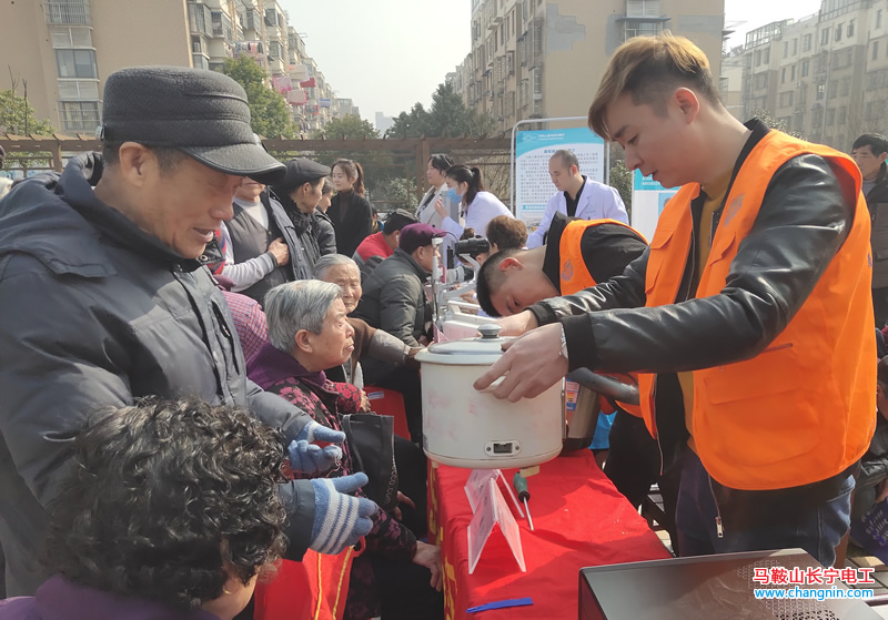 學(xué)雷鋒志愿者服務(wù)進(jìn)社區(qū)，長(zhǎng)寧電工提供免費(fèi)服